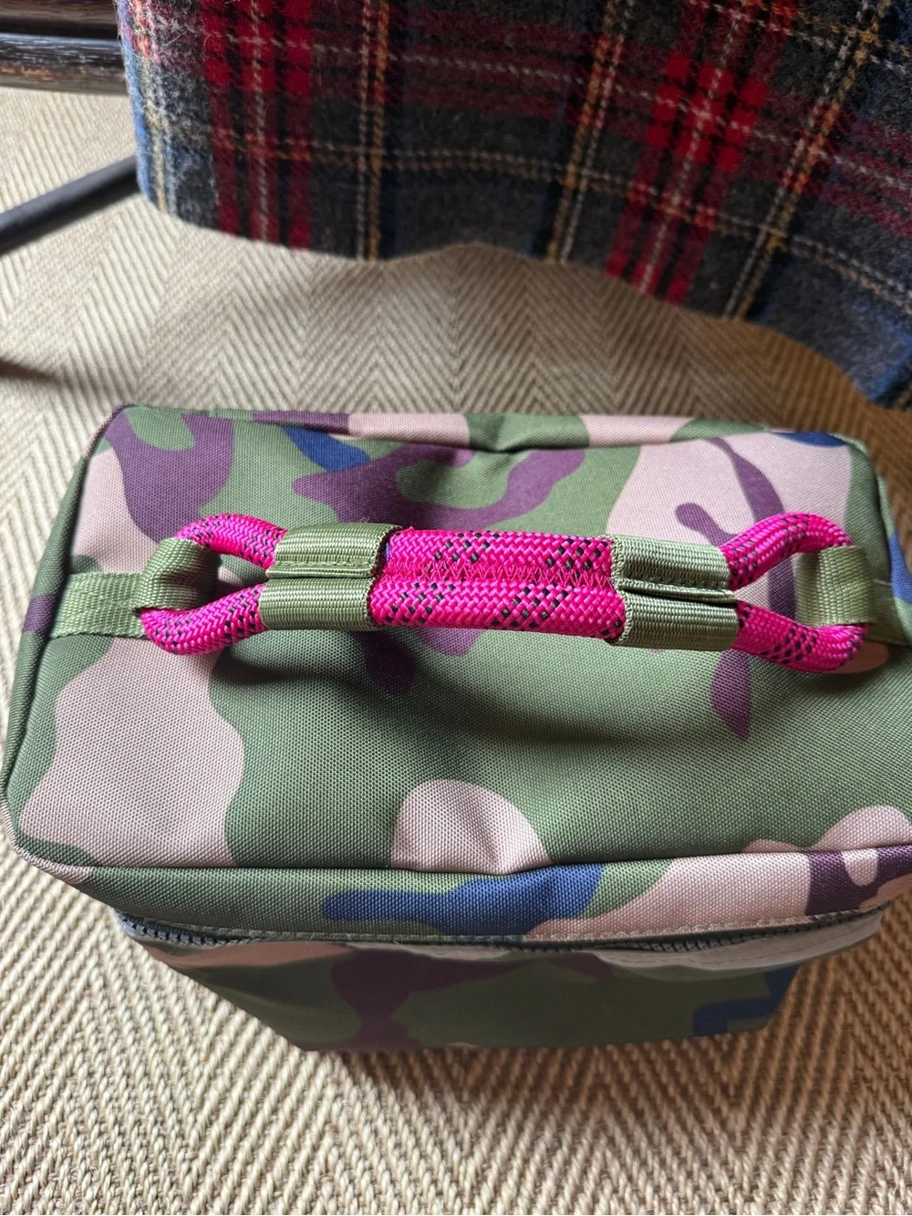 Roverlund Out-of-Office Insulated Pet Food Travel Carry Case – Camo/Magenta